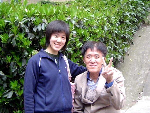 高考状元|高考状元“背着父亲上学，带着爸爸上班”，17年后人生依然精彩