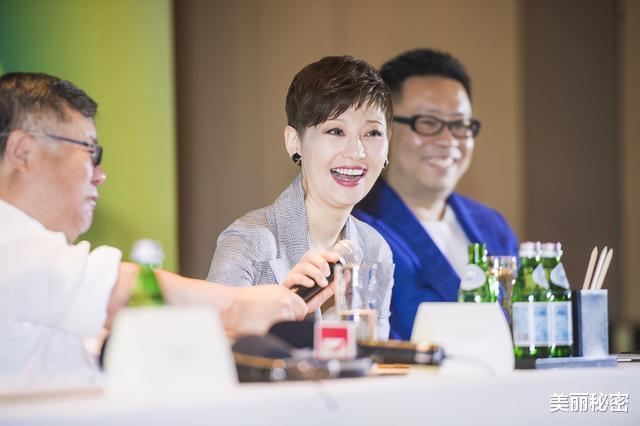 短发|徐帆美出新高度，53岁剪短发颜值不显老，真是越老越有味道