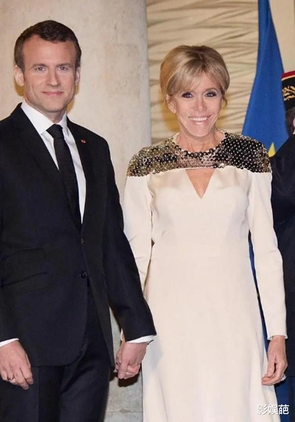 「发型」布丽吉特终于换发型，鸡窝头变小马尾，轻松减龄20岁，早就该这样