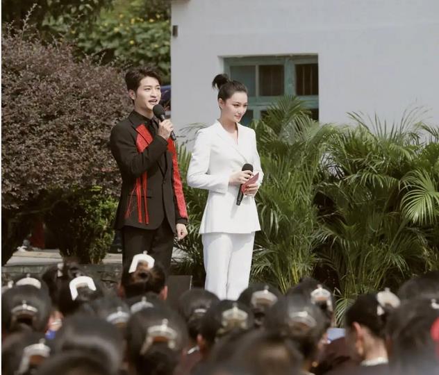 张馨予|“军嫂”张馨予罕秀恩爱！首公开家人，老公何捷与军人爷爷气质出众