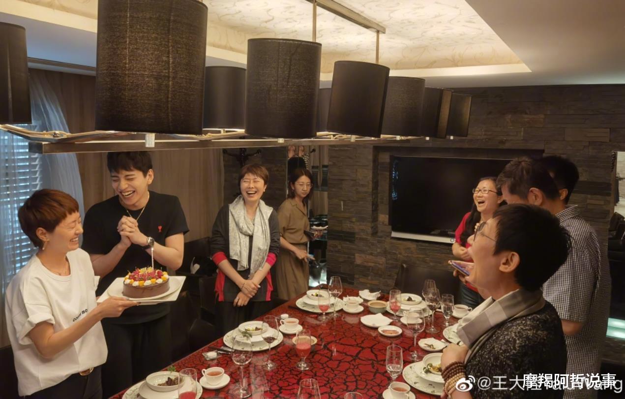 马伊琍|44岁马伊琍近照，被曝新恋情后首发文，搂脖为29岁王大陆庆生