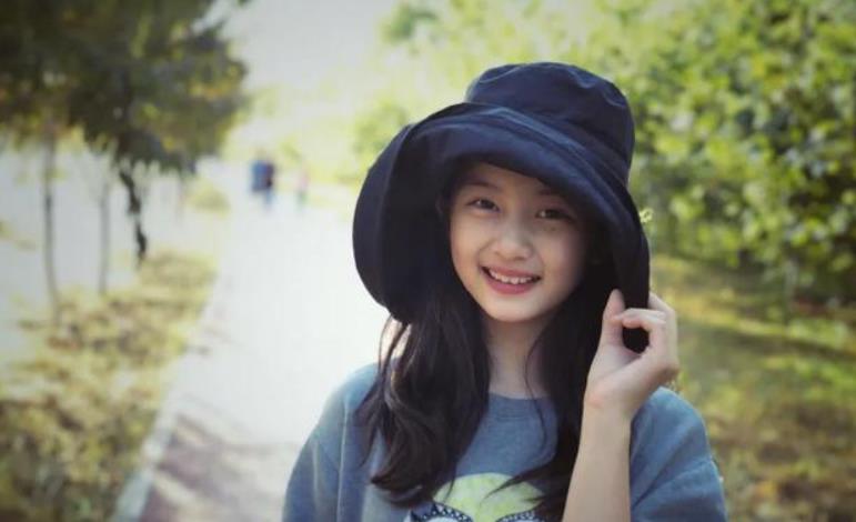 「黄磊」黄磊女儿穿露腰bra上热搜被骂：承认别人的孩子优秀，真的很难吗