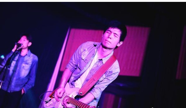 张含韵@乐队成员自比鲍毓明：与养女互相取悦，骚扰幼童名演员无所不为