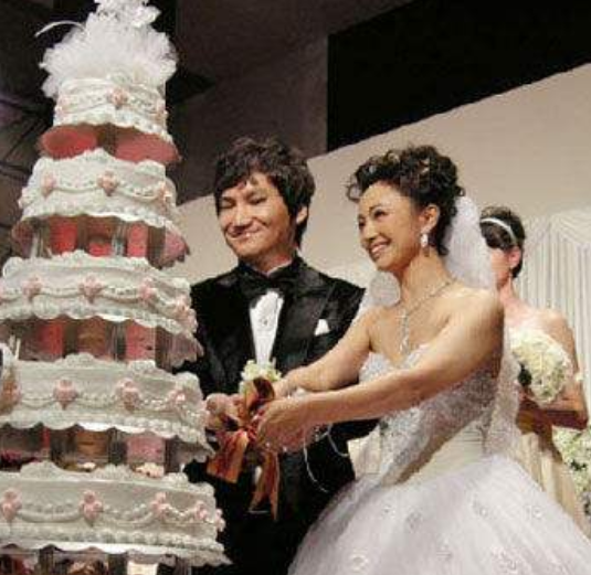 结婚|她曾被陆毅杨坤疯狂追求,47岁手握半个娱乐圈,结婚请王菲做伴娘