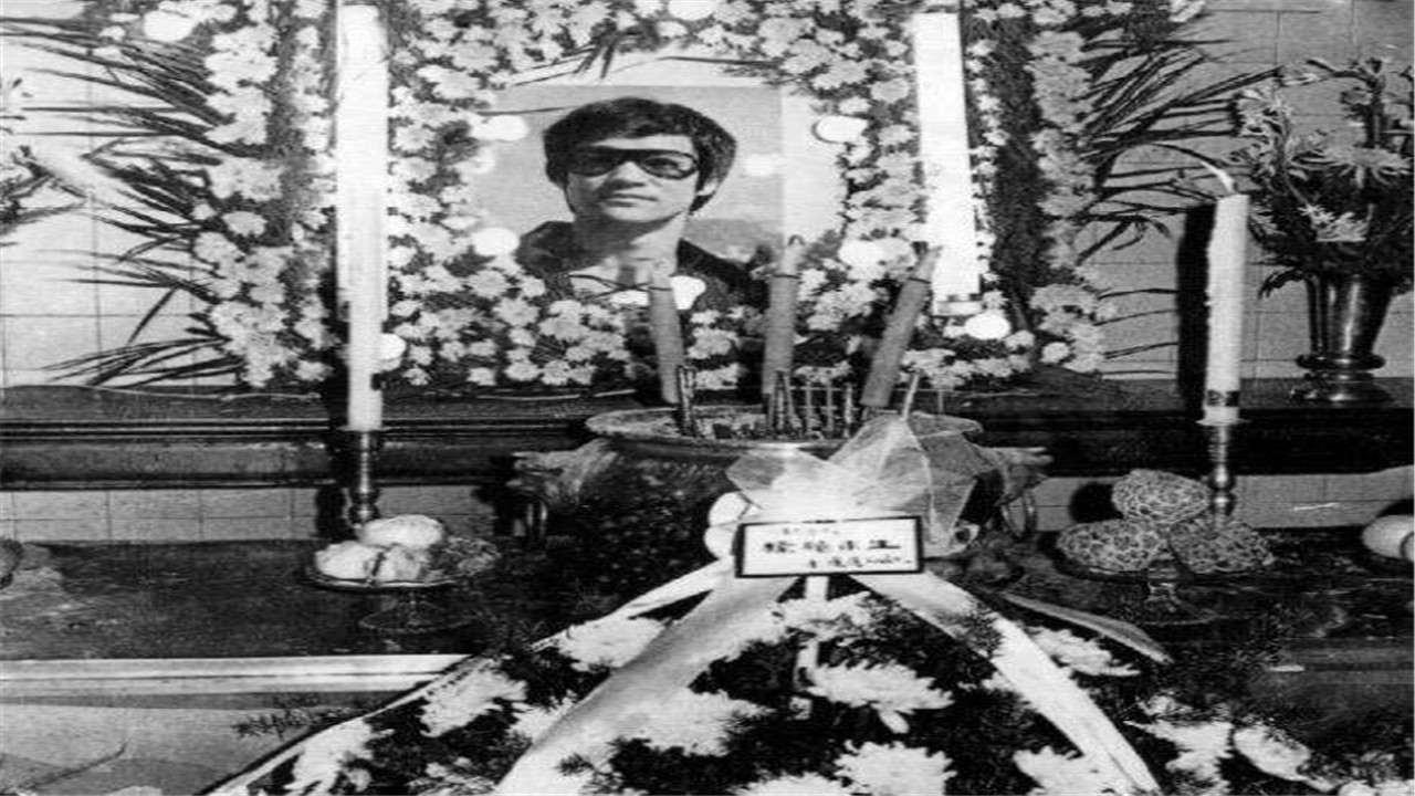 李小龙：当年李小龙葬礼上，来了6个神秘人扶灵，全是惹不起的一方大佬！