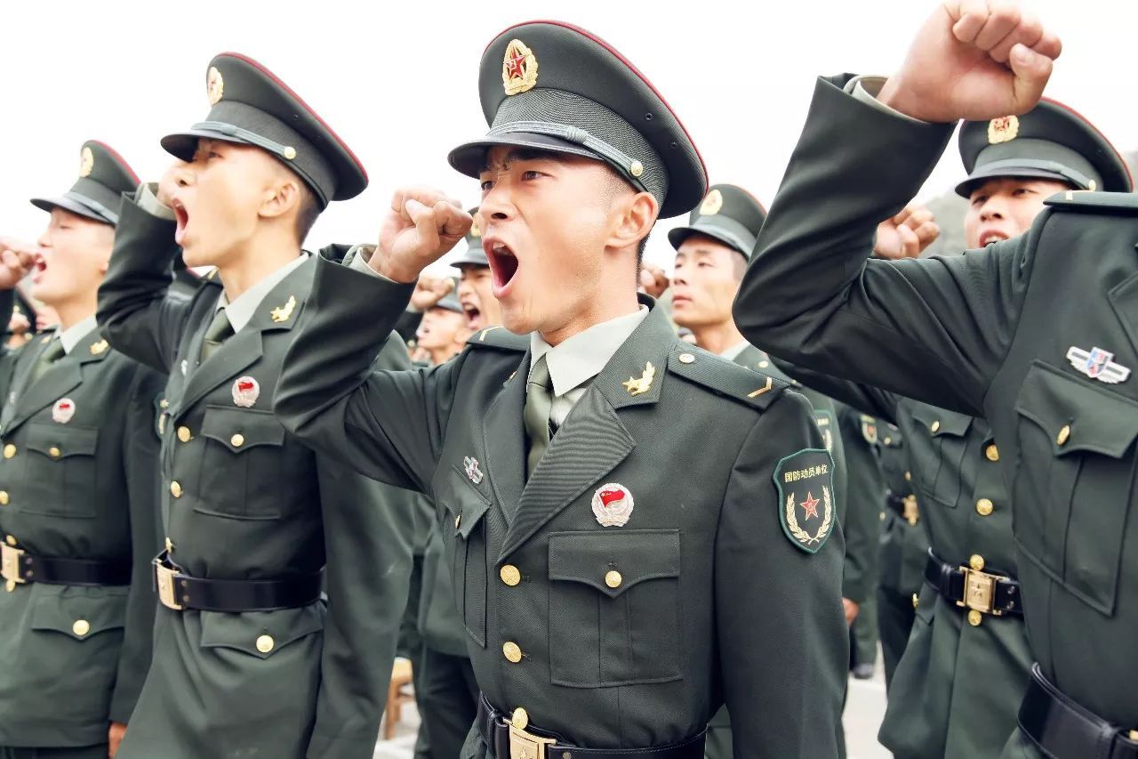 『中美』终于明白军装左胸的“马赛克”到底是什么？中美差别原来这么大