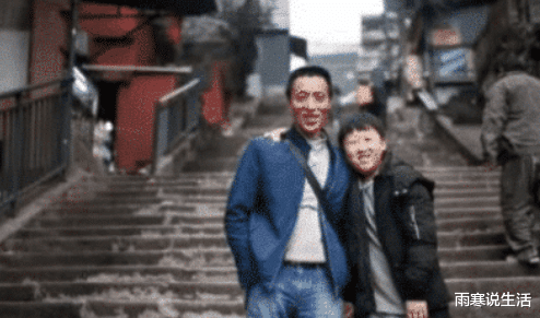 ：10年前，一张父子合照走红网络，10年后父子俩的现状令网友感慨万千