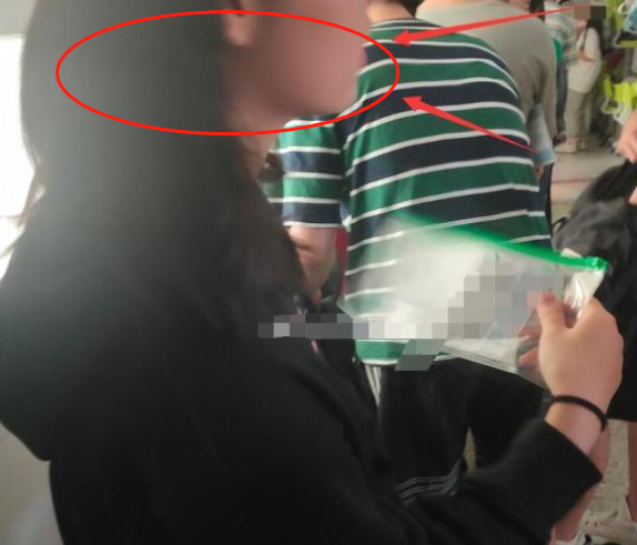 张子枫|张子枫高考完刚出校门就被家长怼脸拍,失去美颜后,真不愧是少女