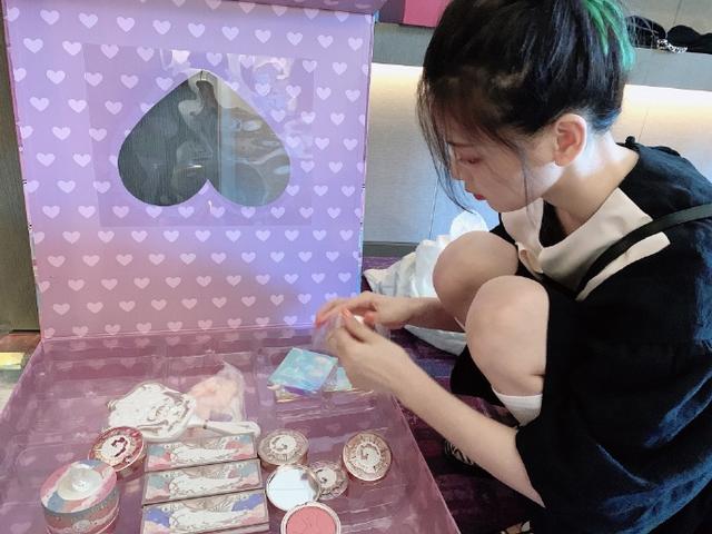 「杨超越」杨超越不愧是“村花”，扎双马尾穿制服裙，这腿是被天使吻过吗