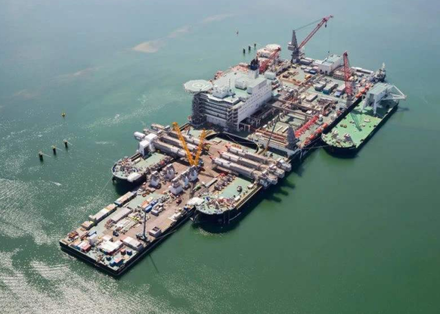 辽宁舰|美国航母遇上对手了,110万吨海上巨无霸引关注,比辽宁舰大18倍