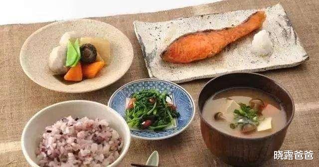 |考生晒高考前后午餐待遇,差距太大,网友笑翻:有起有落才是人生