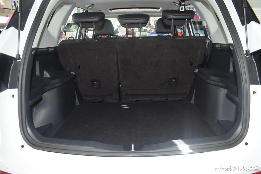 哈弗m6|哈弗M6到店实拍，空间表现出色，性价比高，家用很合适！