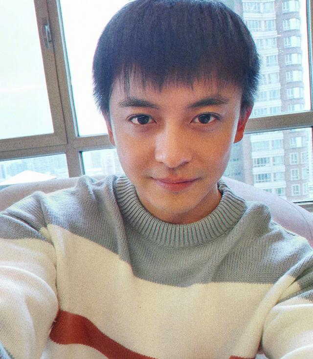 李佳航▲李佳航自称是“校草”，本以为是蹭热度，看到旧照再不想叫张大炮