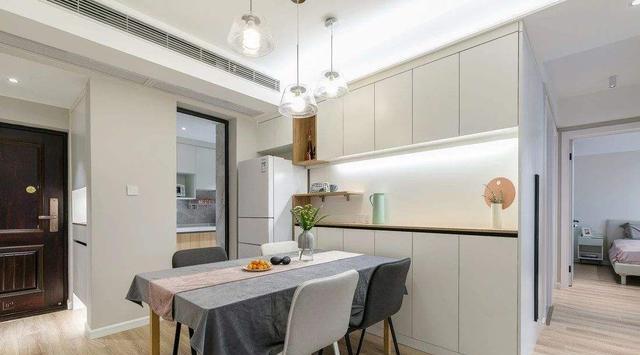 『木工』定制家具找木工在现场做,还是交给品牌厂家?两种家具有何区别?