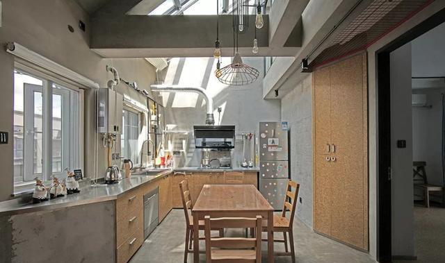 ##208平洋房被老公装成毛胚房，电路走明线，全屋刷水泥，谁见过