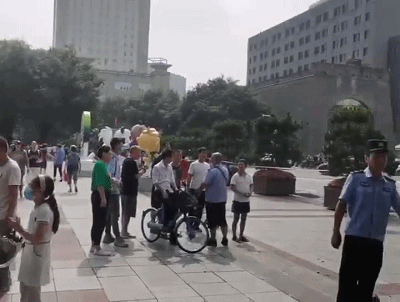 杭州日报|突发!西安一古城墙坍塌,多辆车被砸中!亲历者:吓得腿软,幸亏公交车早开了10秒