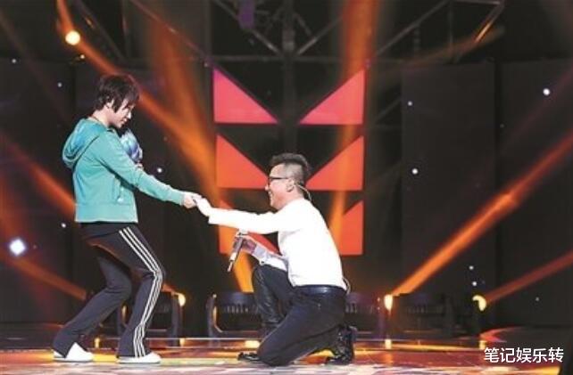 「央视」他的歌80后都会唱，因炒央视鱿鱼遭封杀，如今在《蒙面唱将》求婚成功