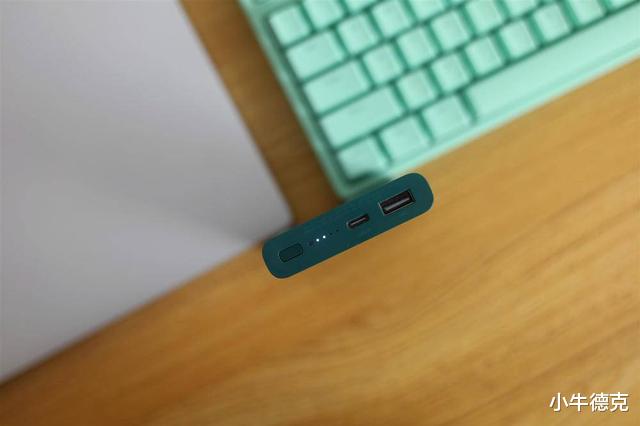 |没数据线也能充？小米生态链推出新款无线充电宝，支持三设备同充