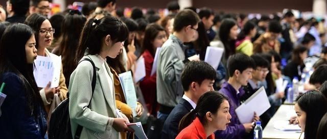 大学生▲大学老师直言：这几类学生毕业等于“失业”，出去后很难找到工作