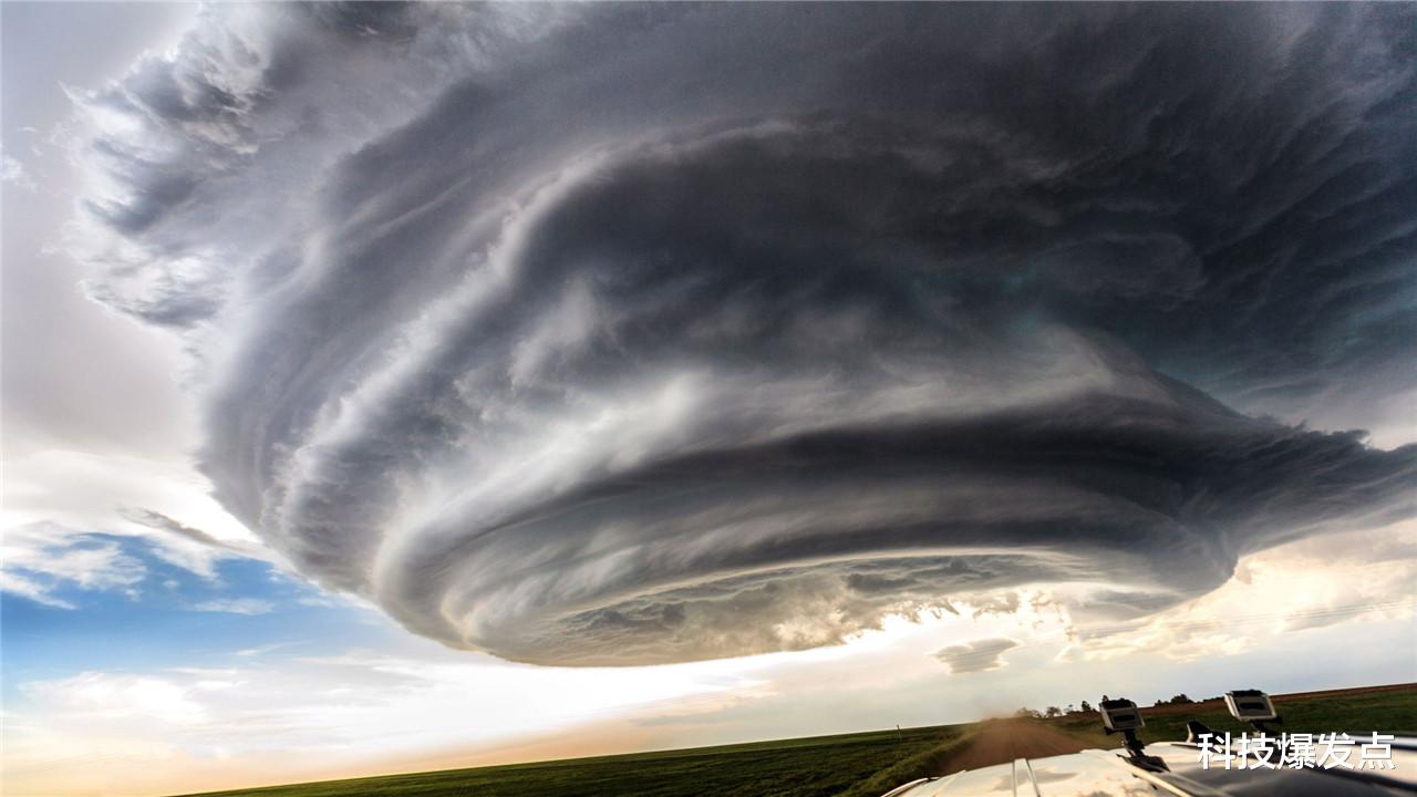 「UFO」美国上空出现“诡异情景”,像被巨大UFO笼罩,世界末日的征兆?