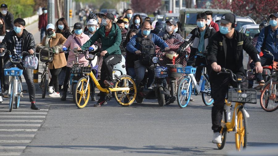 「显微镜」使用过的口罩有多脏?显微镜下放大1000时,满屏的细菌太吓人!