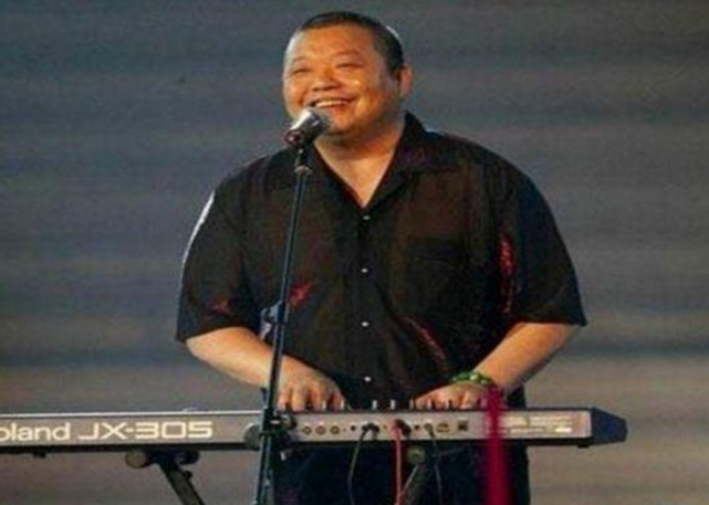 「春晚」26岁北漂睡仓库，4次上春晚，曾与恩师同床共枕，现单身没人敢追