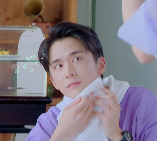 「郑爽」张新成怕见郑爽，当爽姐走来，看他喝水时的举动，就知道有多慌