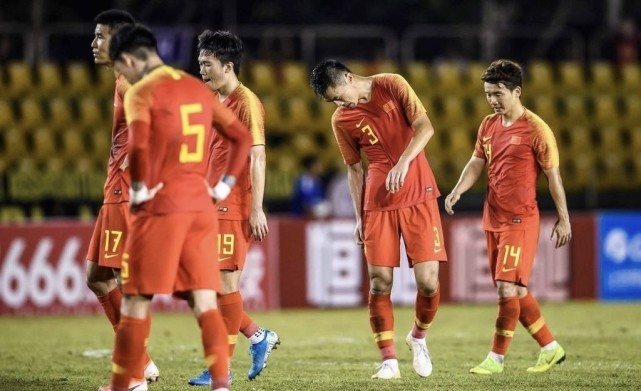 「国足」上午10点，国足获坏消息！40强赛劲敌疯狂归化12名悍将，1人征战德甲