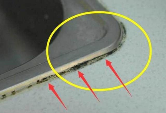 水槽边的玻璃胶发霉发黑，别再换了！教你4招轻轻一抹就干净了！