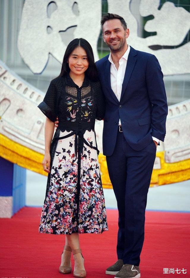张艺谋▲张艺谋大女儿罕见露面，180外籍老公太帅气，穿西装踩布鞋真酷