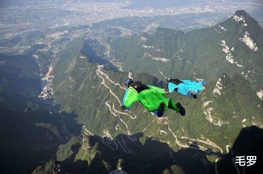 「仙人跳」翼装飞行事故细节曝光，安安或以200码时速撞击山体，降落伞没开