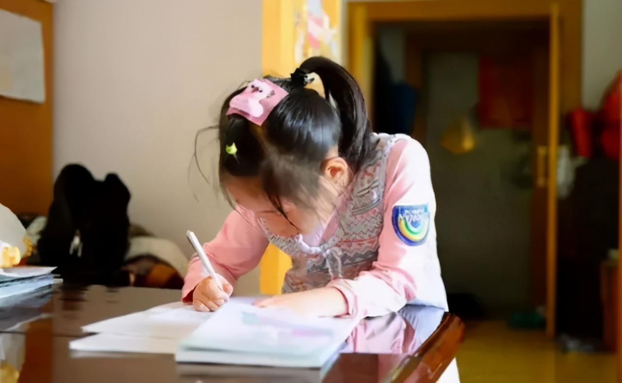 作文|小学生作文《爸爸的脚臭》火了，网友隔屏捂鼻：你的描写呛到我了