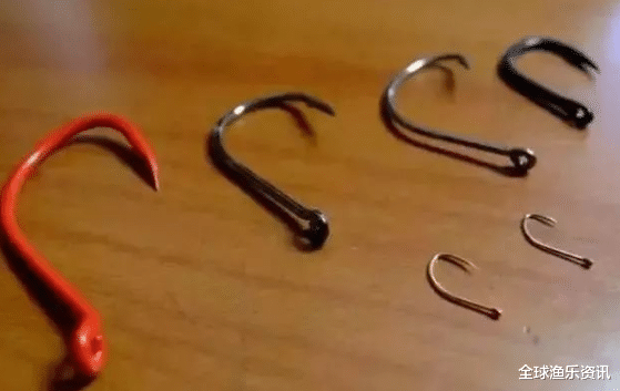 『』钓鱼用大钩还是小钩好？看鱼情！学会选择鱼钩的大小和钩形