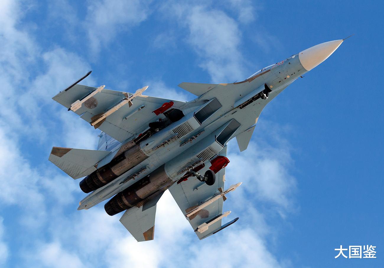 b-52轰炸机|3架B52向国境线逼近,8架战机挂弹拦截,军方:越界一步就开火!