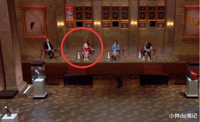 章泽天|虞书欣录节目当众脱外套，却忘了还穿着露脐装，王琳凯眼神都变了