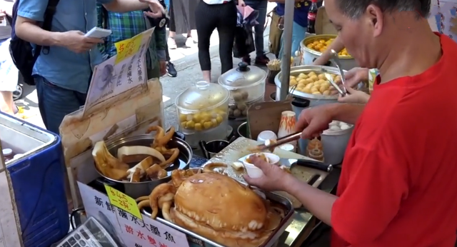 「痛风」大爷街边卖“肥肉”，85元一斤，日卖上百斤，顾客：抢都抢不上！