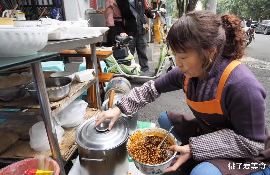 面条|老面馆做拌面，一碗12元每天早上卖出200多碗，老板：我没有秘方
