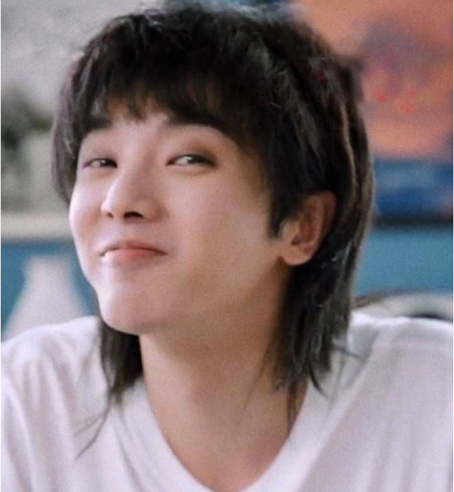 【华晨宇】华晨宇晒近照,看清桌子上的食物,大哥你的嗓子啊!