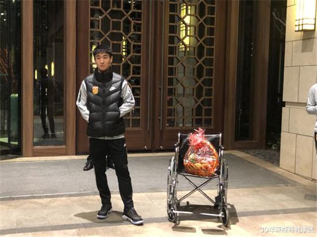 韦世豪|韦世豪进6球照样挨踹！卡帅仍不放心怕他再犯浑：我得每天盯着他