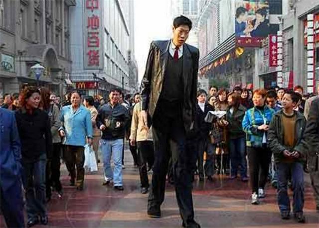 结婚|中国第一巨人身高2米42，结婚19年无子，1米6娇妻回应：不方便