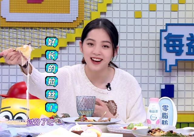 穿衣搭配：《拜托了冰箱》的小吃货娜比，小熊毛衣搭配复古丝巾发带，甜美精致的元气女孩！