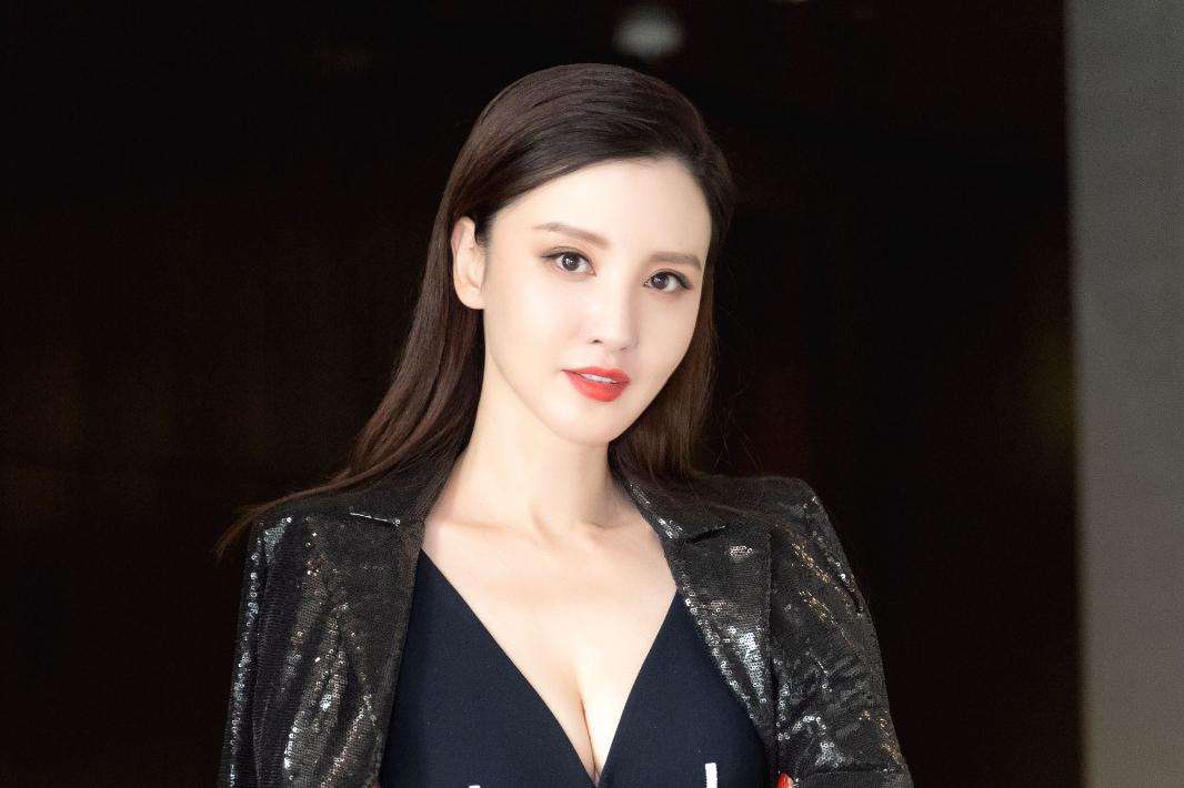 李小璐|张萌力挺贾乃亮，甚至在圈内直接喊话说敢用李小璐就等于跟我绝交