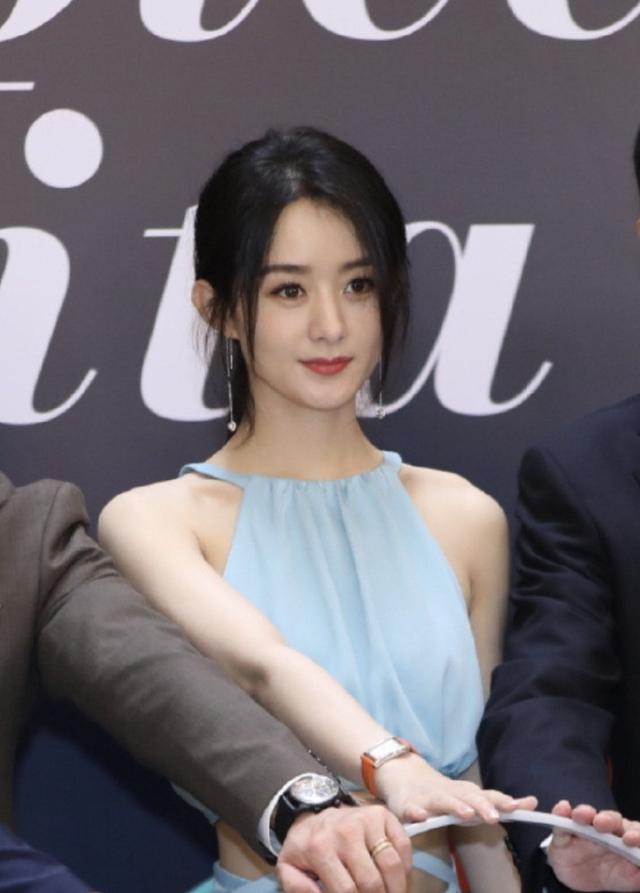 『赵丽颖』赵丽颖活动照翻车？未修图曝光肩宽胯窄，“五五分”身材又被嘲