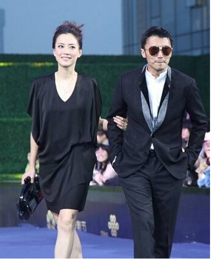 娱乐圈|她分手后才得知怀孕，为女儿戒20年烟瘾，今撑起娱乐圈半壁江山