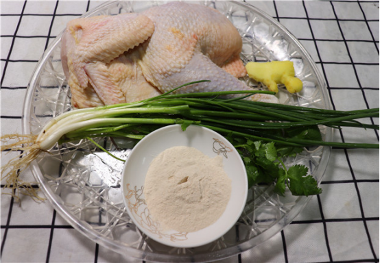 「年糕」一半只鸡直接丢进蒸锅,不用炒不用炖,肉嫩多汁,出锅就被抢光光