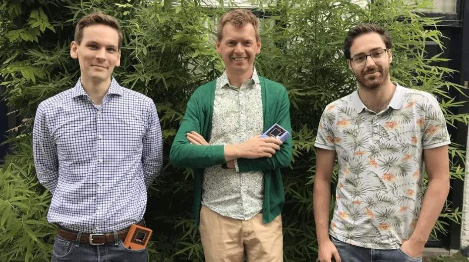 90后|动动手指就能充电!首款无电池掌上游戏机问世