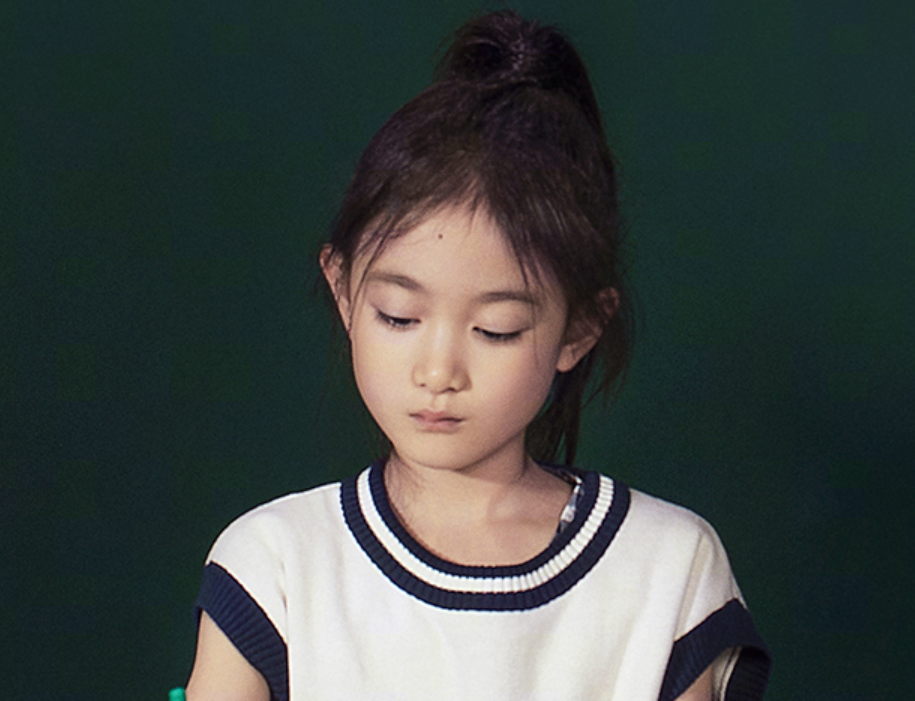 奥莉|李小鹏女儿奥莉长开了，五官长相神似妈妈，“高级脸”我爱了