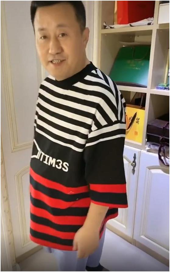 王小宝|赵本山徒弟王长贵晒近况，小19岁娇妻太迷人，豪宅曝光满墙奢侈品