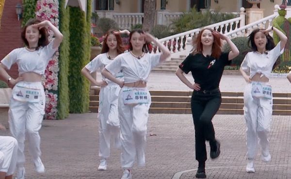 孟美岐■孟美岐和创3学员一起跳主题曲,当她们集体扭胯时,才知差距有多大