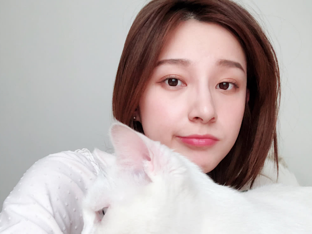 央视：她是央视最美女主持，因“小裤裤”滑落而走红，如今27岁美出新高度！